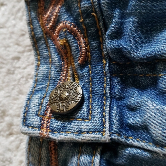 Charlotte Russe low-rise jean shorts (size 4) - Picture 6 of 9